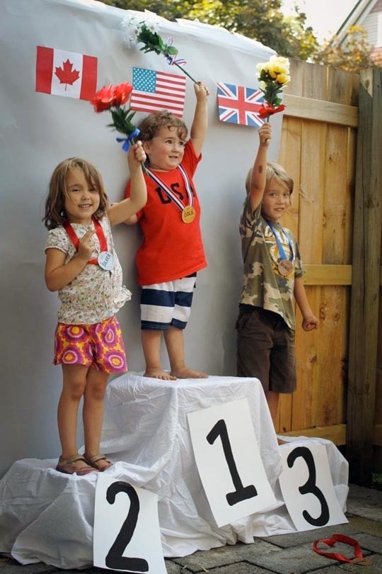 Olympics crafts for kids: Medal podium photo booth at Apartment Therapy