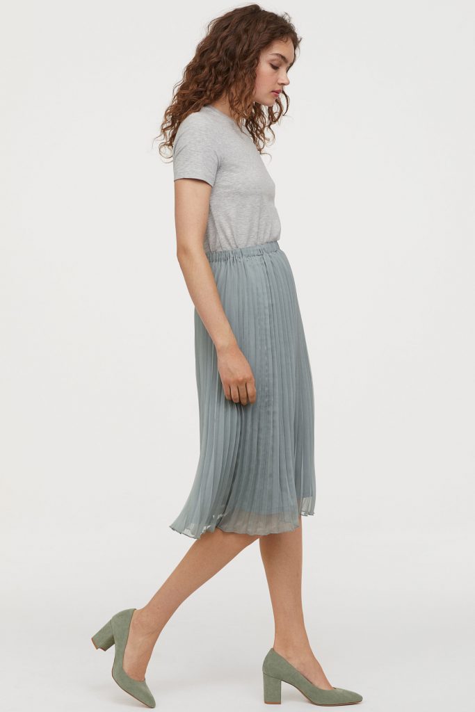 Spring 2019 fashion trends: Pleated skirts and dresses are hot and we found this super affordable pleated skirt at H&M in three pretty colors