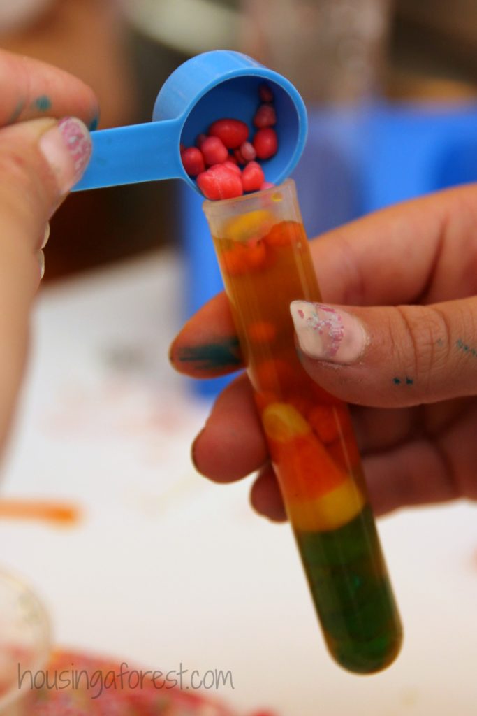 Science lessons using leftover Halloween candy: Make these candy "potions" from Housing a Forest Science lessons using leftover Halloween candy: Make these candy "potions" from Housing a Forest