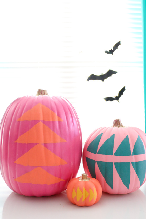 No-carve Halloween pumpkins: Mid-century geometric painted pumpkins | A Kailo Chic Life No-carve Halloween pumpkins: Mid-century geometric painted pumpkins | A Kailo Chic Life