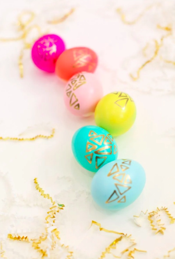 Metallic painted Easter egg decorating idea by Lovely Indeed Metallic painted Easter egg decorating idea by Lovely Indeed
