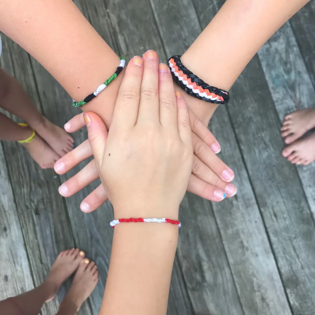 8 subtle ways kids can show their team spirit: Friendship bracelets and Rainbow Loom bands 8 subtle ways kids can show their team spirit: Friendship bracelets and Rainbow Loom bands