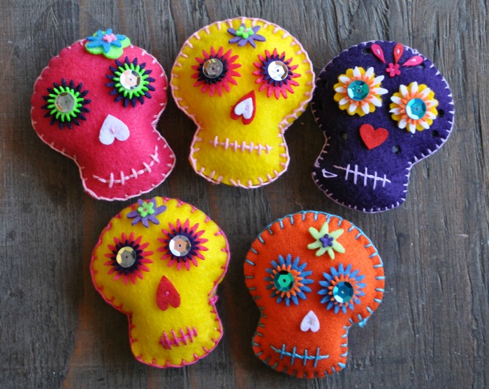 Sugar skull crafts | embroidered felt sugar skulls from Casa Artelexia