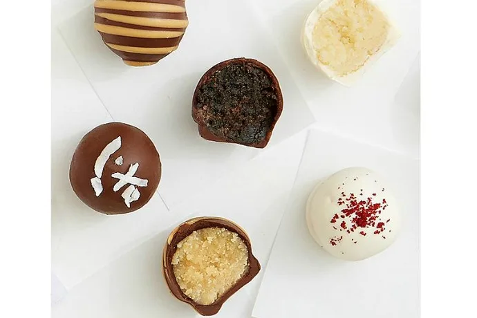 Cake truffles chocolate gift box : Yum