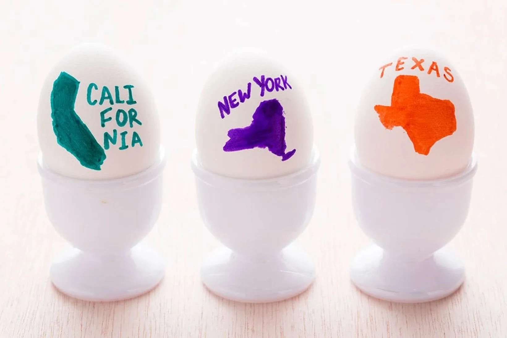 Easy Sharpie decorated Easter eggs: Just ad a simple floral wreath with this DIY from Flax & Twine. Lovely!