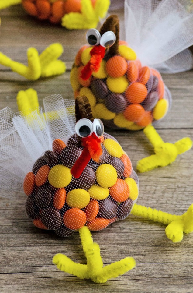 Use candy to make these DIY Thanksgiving treat bags via Clean and Scentsible. So fun! Use candy to make these DIY Thanksgiving treat bags via Clean and Scentsible. So fun!