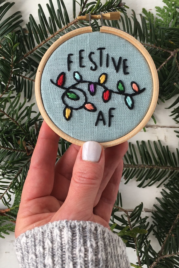 Last-minute DIY gifts: embroidered ornaments at I Heart Stitch Art Last-minute DIY gifts: embroidered ornaments at I Heart Stitch Art