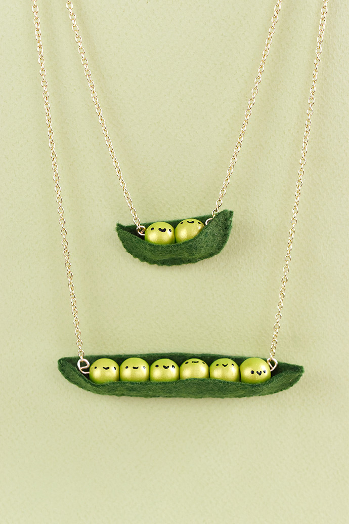 Mother-daughter necklace sets: DIY Peas in Pod mother-daughter necklace set tutorial | Handmade Charlotte